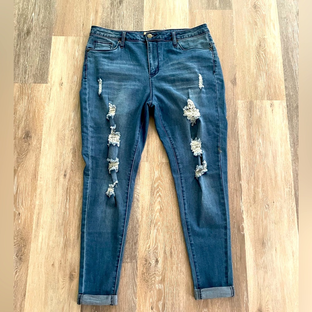 Excellent used condition hi waist stretchy ripped jeans